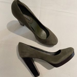 Banana Republic olive green suede stacked High heel platform 4" pumps - Sz9